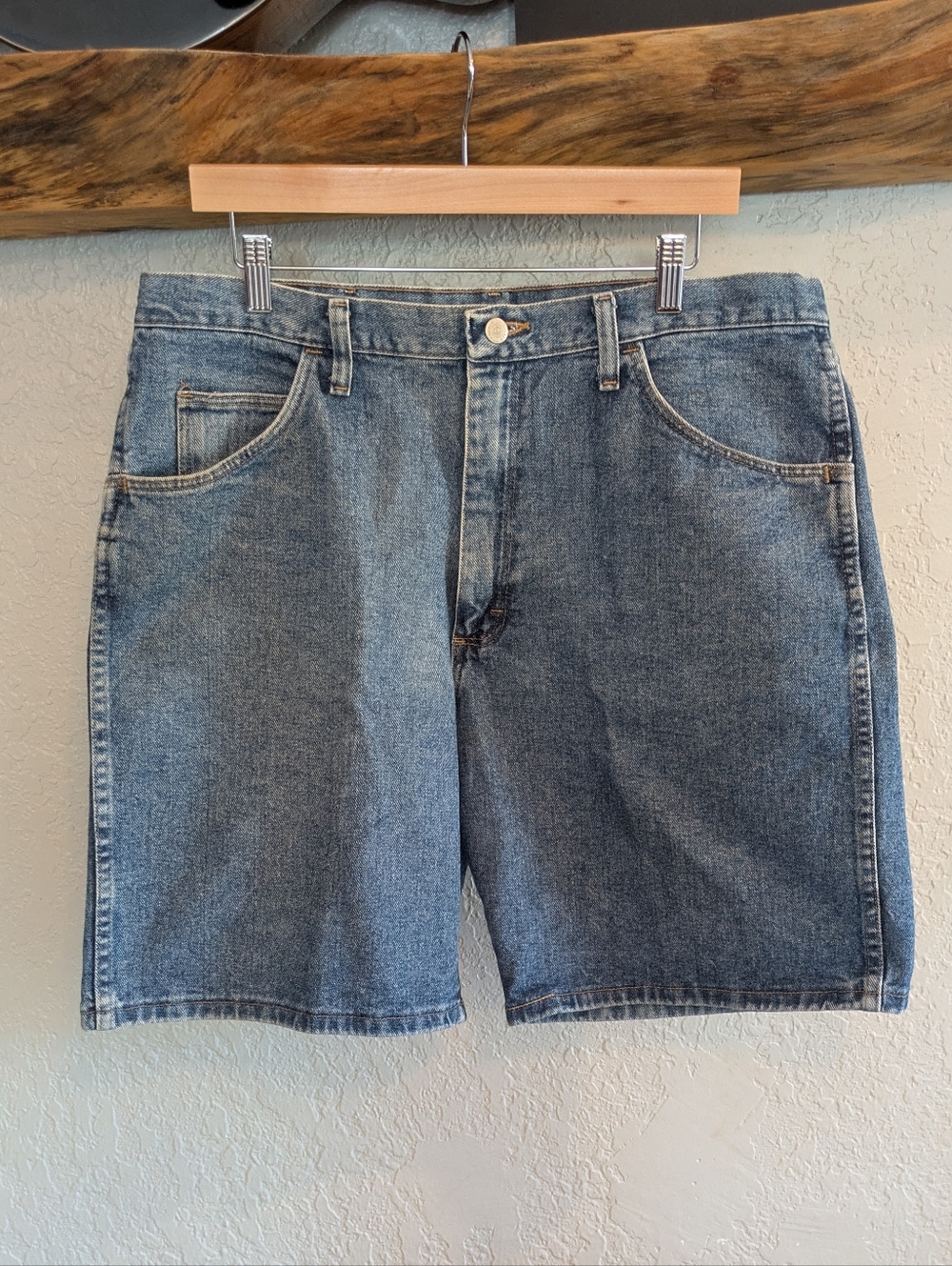 Wrangler Men's Classic Denim Jean Shorts in Faded Blue size 36